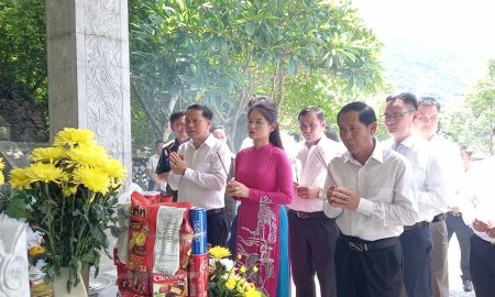 Dâng hương của đoàn đại biểu huyện Quan Hóa và đoàn đại biểu huyện Viêng Xay, tại Khu Di tích lịch sử Quốc gia Hang Co Phương, xã Phú Lệ.