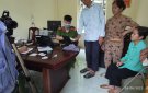 Công an huyện Quan Hóa phối hợp với Công an xã Phú Lệ cấp Căn cước công dân và tài khoản định danh điện tử mức 2 cho công dân trên địa bàn xã.