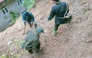 Khắc phục sạt lở đất do mưa lớn trên địa bàn xã Phú Lệ